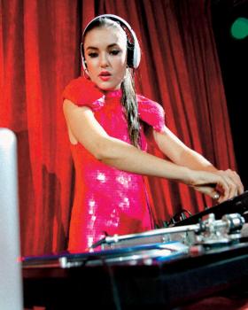 Sasha Grey nie przepada za mediami, bo dziennikarzy bardziej niż obecna działalność artystyczna interesują meandry jej poprzedniego zawodu.