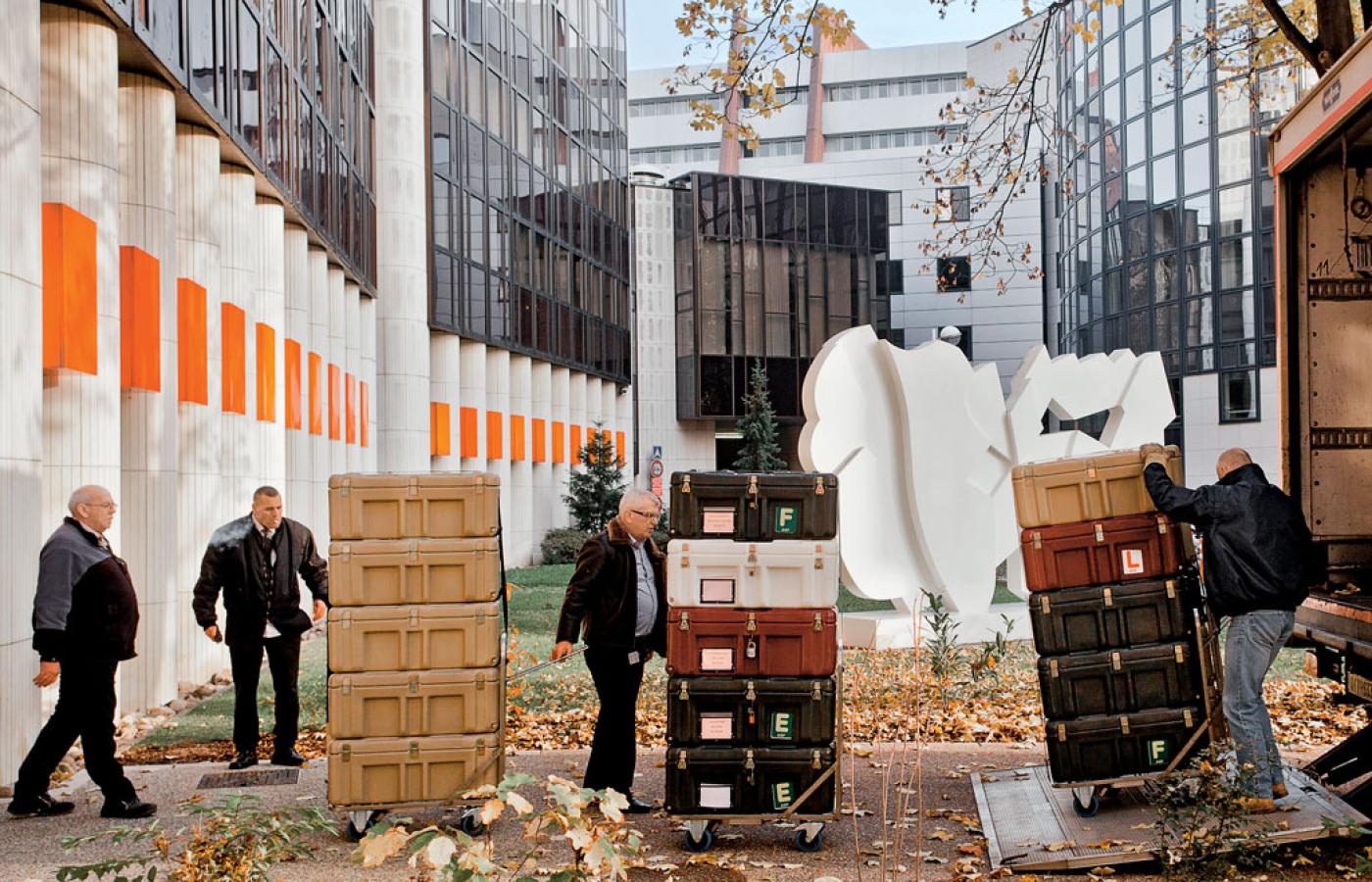 Pracownicy sekcji logistyki Parlamentu Europejskiego pakują skrzynie z dokumentami, by przewieźć je z powrotem do Brukseli.