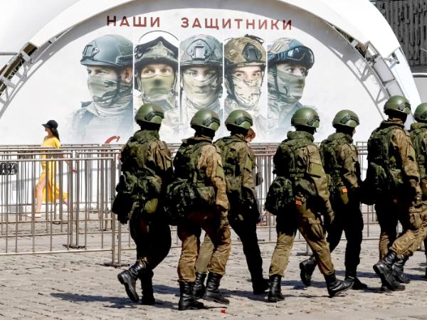 Rosyjscy żołnierze na wystawie sprzętu zdobycznego. Moskwa 2024 r.