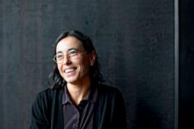 Carme Pigem – Można ją nazwać racjonalną eko-architektką. Liczą się dla niej użyteczność obiektu i jego idealne zespolenie z otoczeniem. Dba o krajobraz i naturę, nie o efektowność.