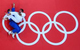 Paweł Zagrodnik (ubrany na biało) i Masashi Ebinuma z Japonii podczas walki 29 czerwca w Londynie.