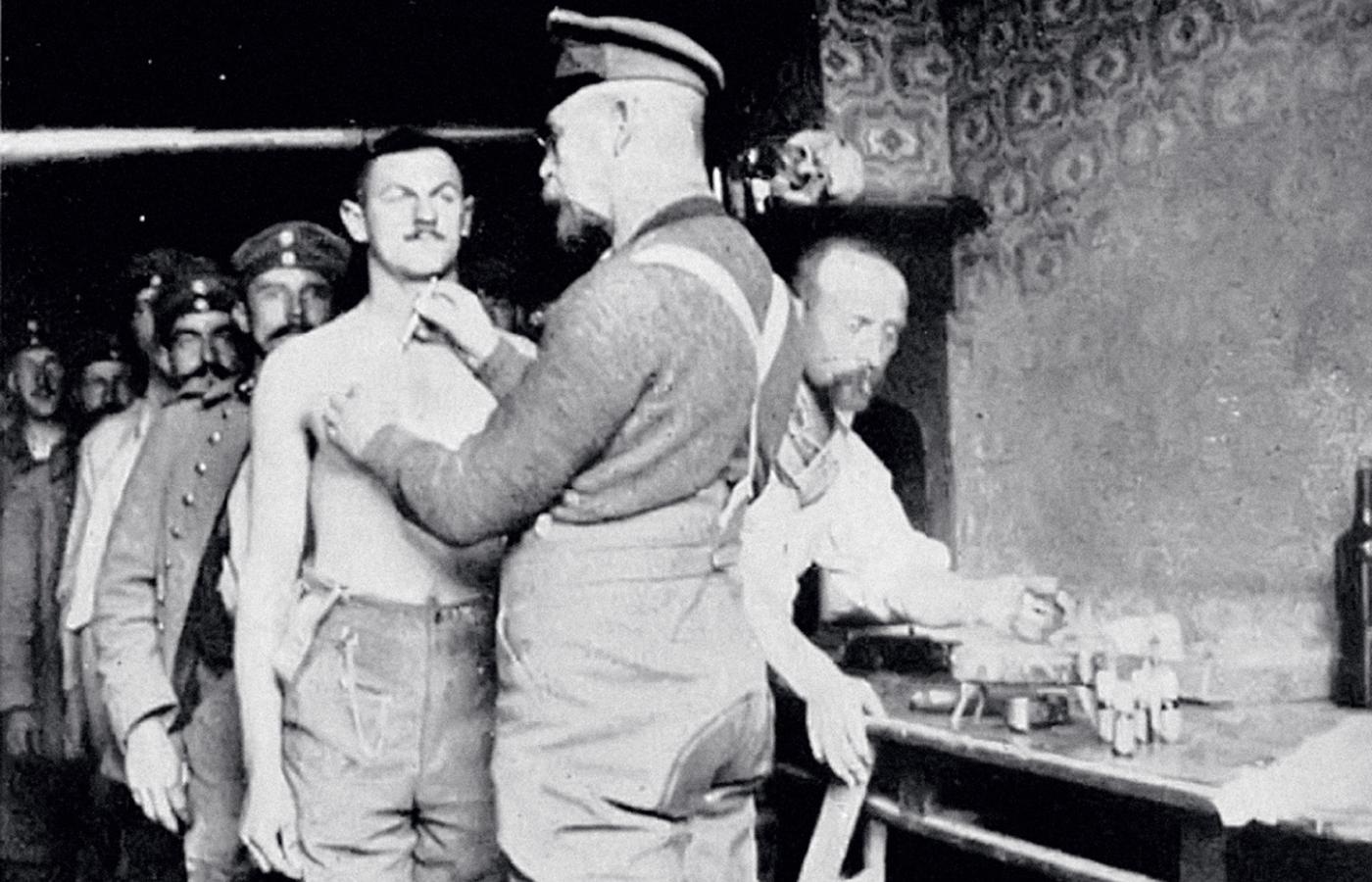 Kampania profilaktyczna przeciwko tyfusowi w armii niemieckiej, niedatowana fotografia z czasów wojny.