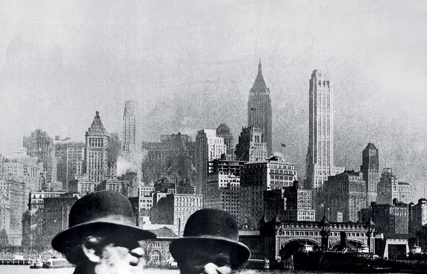 Dwaj Żydzi na tle Manhattanu; fotografia z ok. 1920 r.