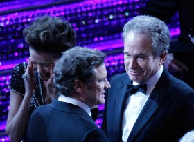 Najciekawsze jest pewnie to, czego nie słychać.  Wiele byśmy dali, by dowiedzieć się, o czym gawędzą najlepszy tegoroczny aktor Colin Firth, Warren Beatty i rozbawiona do łez Annette Bening.