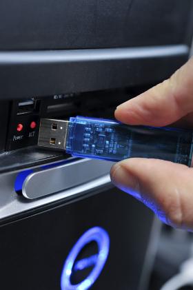 Kradzież bazy danych klientów, a jeszcze lepiej bazy kontrahentów to już coś. Za takie kradzieże są już wyroki. I to całkiem wysokie, bo i straty bywają wysokie.