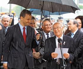 Warszawa, 2010 r., Symcha Rotem i minister Radosław Sikorski podczas uroczystości odsłonięcia pomnika ewakuacji bojowników getta.