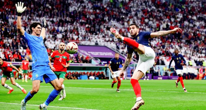 Katar 2022. Francja pokonała w półfinale rewelację mundialu, Maroko. Na zdjęciu strzelec pierwszej bramki, francuski obrońca Theo Hernández. 14 grudnia 2022 r.