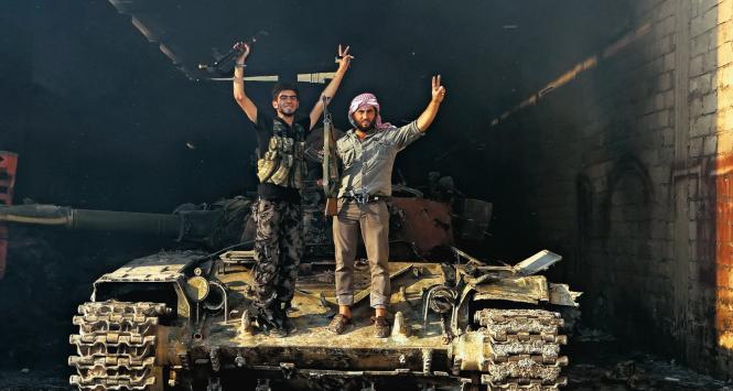 Członkowie Armii Wolnej Syrii na zdobycznym czołgu, Sarakib.