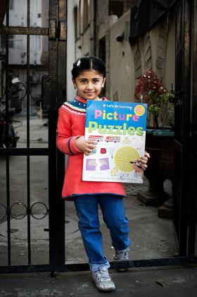 Prabsimar Kaur, 6,5 lat, ma brata. KSIĄŻKĘ do nauki ang. dostała w szkole, lubi się z niej uczyć. Lubi też matematykę. Po szkole ogląda tv, je lunch. Chodzi na dodatkowe lekcje. Chce sprzedawać samochody, jak mama. Marzy o karierze gwiazdy POP. New Delhi