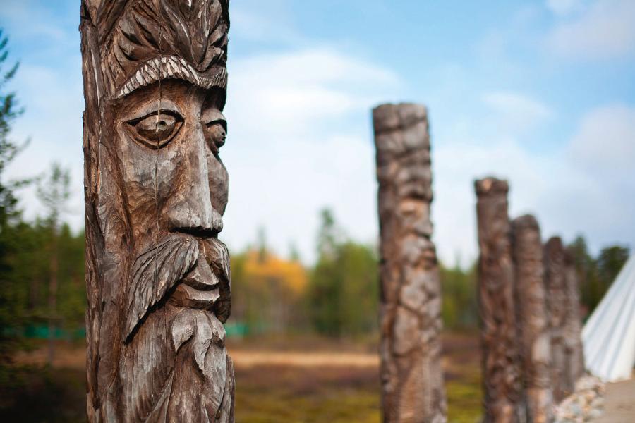 Wioska Saamów w Murmańsku na Półwyspie Kolskim. Posągi przedstawiają cztery żywioły oraz pięć majestatycznych bożków: miłości, szczęścia, pomyślności, losu i zdrowia.