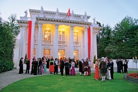 W pałacu Żylińskiego organizowane są bale charytatywne, jest tu też kręcony popularny brytyjski serial.