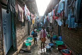 Uliczka slamsu Korogocho w Nairobi.