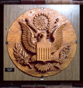 Nadajnik podsłuchowy wbudowany w godło USA z czasów zimnej wojny skonstruowany przez Lwa Termena, dziś w zbiorach NSA.