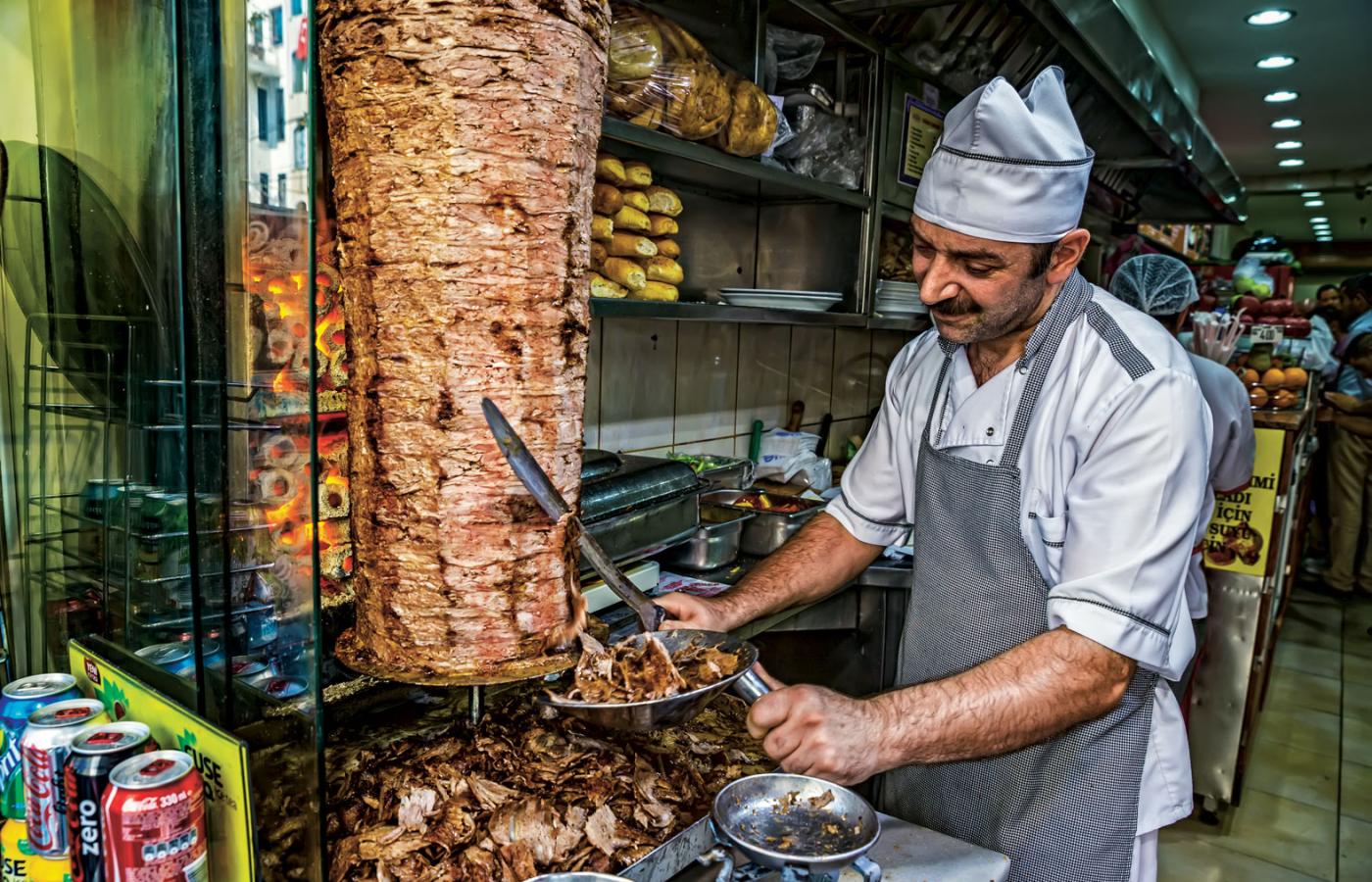 Turecki döner kebab na pionowym szpikulcu