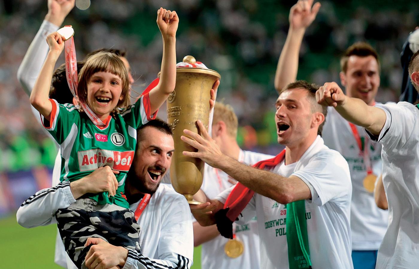 Gracze stołecznej Legii: Michał Kucharczyk i Marek Saganowski fetują zdobycie piłkarskiego Pucharu Polski w 2013 r.