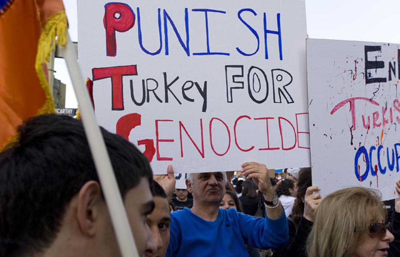 Protest przed Konsulatem Generalnym Turcji w Los Angeles, kwiecień 2010 r.