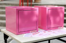 Skrzynki fundacji Różowa Skrzyneczka – z darmowymi podpaskami i tamponami – dotarły odtąd do 4 tys. miejsc w całym kraju.