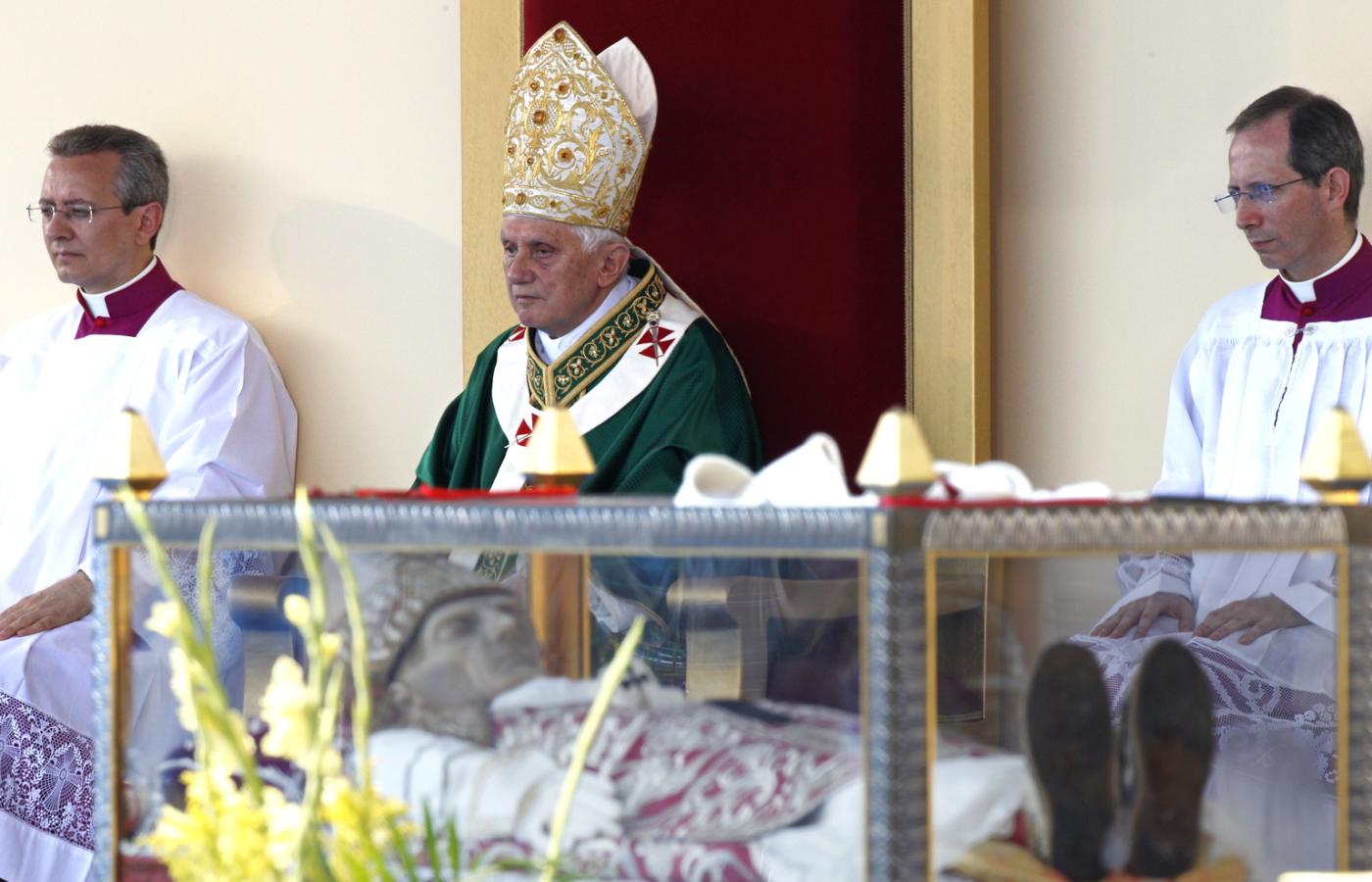 Papież Benedykt XVI i szczątki Celestyna V w Sulmonie.