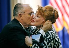 Georgette Mosbacher z byłym burmistrzen Nowego Yorku — Rudolphem Giulianim, listopad 2008 r.