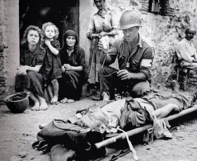 Sycylia 1943 r., żołnierz amerykański podaje krew rannemu towarzyszowi. Niemcy unikali przetaczania krwi z „butelki”, bojąc się jej niewiadomego pochodzenia.