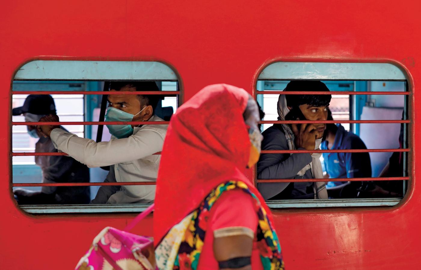 Zagrożenie epidemiologiczne w Indiach jest gigantyczne, ale narastający kryzys społeczny dużo większy.