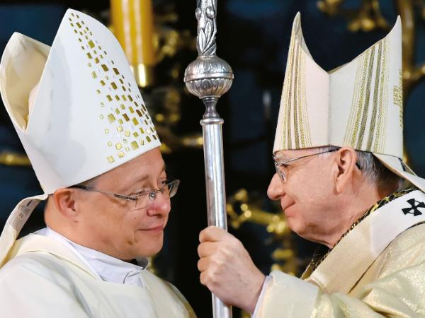 Kraków, 2017. Bp Grzegorz Ryś i metropolita krakowski abp Marek Jędraszewski podczas pożegnalnej mszy. Bp Ryś przeniósł się wtedy do Łodzi.