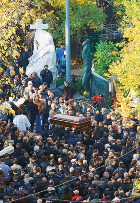 Moskwa, październik 2009 r., pogrzeb Iwańkowa - jedna z największych ceremonii pogrzebowych w dziejach Rosji. Było jak na filmie gangsterskim - armia żołnierzy w ciemnych okularach.