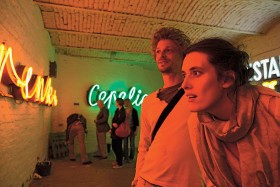 Podczas ostatniej stołecznej nocy muzeów wielkim zainteresowaniem cieszyła się ekspozycja w młodym muzeum neonów.