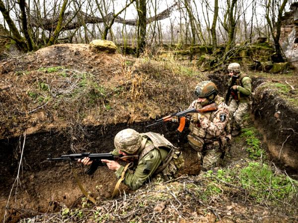 Ćwiczenia ukraińskich żołnierzy w okopach, listopad 2025 r.