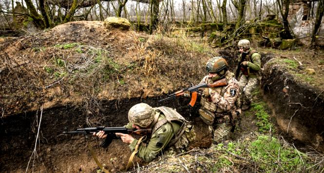 Ćwiczenia ukraińskich żołnierzy w okopach, listopad 2025 r.