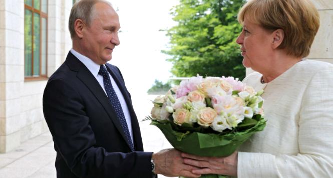 Pod koniec maja Putin podjął Merkel w Soczi, wręczając jej bukiet białych róż.