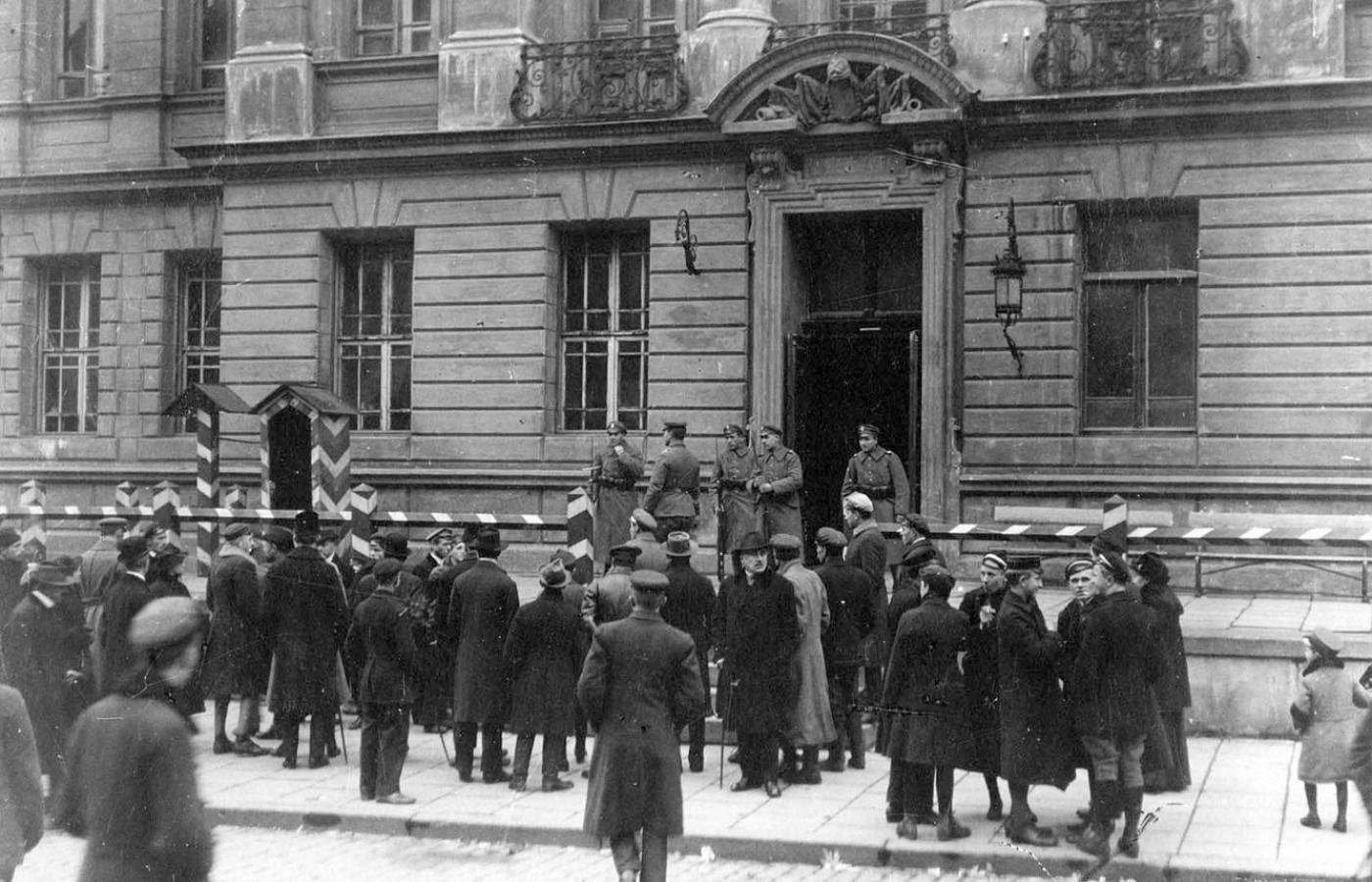 Zmiana warty – żołnierze Polskiej Siły Zbrojnej obejmują posterunek przed Komendą Miasta Warszawa, 10 XI 1918 r.