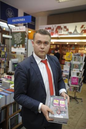 Piotr Nisztor podczas promocji książki o katastrofie smoleńskiej, którą napisał wspólnie z Krzysztofem Galimskim.