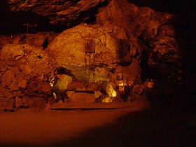 Kaplica - grota Św. Antoniego w Qozhaiya. Łańcuchy przy ołtarzu przeznaczone były dla szaleńców, którzy przykuci czekali na 'uwolnienie' przez św. Antoniego. Grota, w której ukrywali się maronici, dała początek klasztorowi Św. Antoniego.