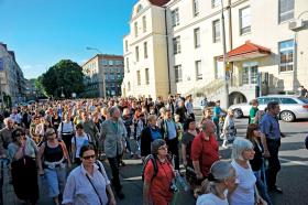 Pierwszy „Marsz Pamięci 22 lipca”, ul. Żelazna, gdzie od 1941 r. mieściła się filiaSzpitala Dziecięcego Bersohnów i Baumanów, 2012 r.