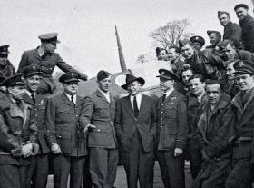 Wizyta Meriana C. Coopera, twórcy i członka Eskadry Kościuszkowskiej z 1919 r., amerykańskiego producenta filmowegoi przyjaciela Polski, w dywizjonie 303 w Northolt. Stoją od lewej: kpt. Wojciech Kołaczkowski, kpt. Zdzisław Henneberg(nad nim por. Tadeusz Arentowicz), płk Bohdan Kwieciński, por. Mirosław Ferić, płk Merian Cooper, kpt. Witold Urbanowicz, ppor. Jerzy Radomski, por. Bohdan Grzeszczak, sierż. Mieczysław Popek, 14 marca 1941 r.