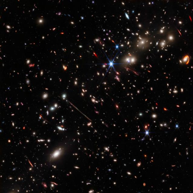 Nowy obraz gromady El Gordo, wykonany w podczerwieni przez instrument NIRCam Teleskopu Webba.

Zdjęcie: NASA, ESA, CSA, J. Diego (Instituto de Física de Cantabria), B. Frye (University of Arizona), P. Kamieneski (Arizona State University), T. Carleton (Arizona State University), and R. Windhorst (University of Arizona), A. Pagan (STScI), J. Summers (Arizona State University), J. D’Silva (University of Western Australia), A. Koekemoer (STScI), A. Robotham (University of Western Australia), and R. Windhorst (University of Arizona).