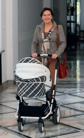 Ewa Kopacz na spacerze z wnukiem