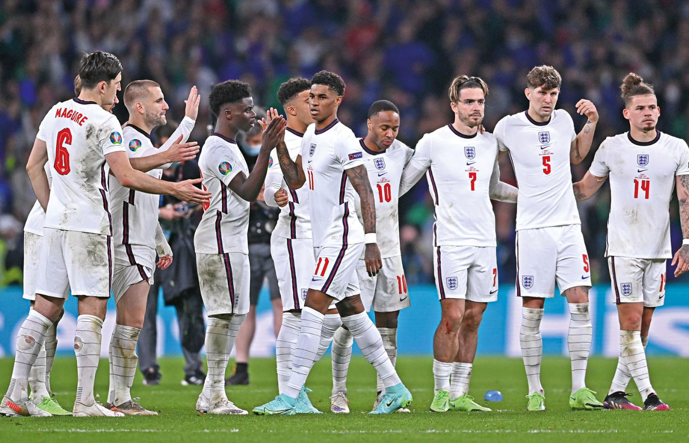 Angielska reprezentacja po finałowym meczu na Wembley. Zawodnicy stanęli murem za Marcusem Rashfordem, jednym z niefortunnych strzelców w rzutach karnych.