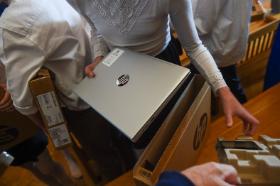 Wręczenie laptopów w jednej z warszawskich szkół.