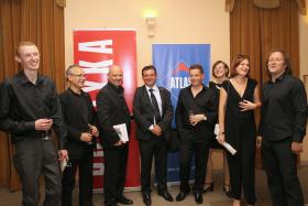 Zespół HS99 z Dariuszem Pawelcem, dyrektorem zwycięskiego Centrum Informacji Naukowej i Biblioteki Akademickiej.