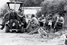 Robotnicy oczekujący na wynik rozmów Komitetu Strajkowego z dyrekcją przedsiębiorstwa.