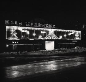 Neony Hali Mirowskiej nocą.