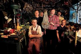 Czarodzieje od lamp – właściciel firmy Andrzej Kulak (w środku) z synem i pracownikami.To jedyne takie miejsce w Warszawie. Poniżej: szkatułki z ozdobami.