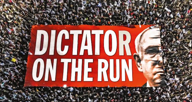 „Dyktator ucieka” – baner na antyrządowej demonstracji w Tel Awiwie
