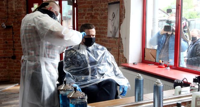 Przy okazji wizyty w Wołominie Rafał Trzaskowski odwiedził fryzjera.