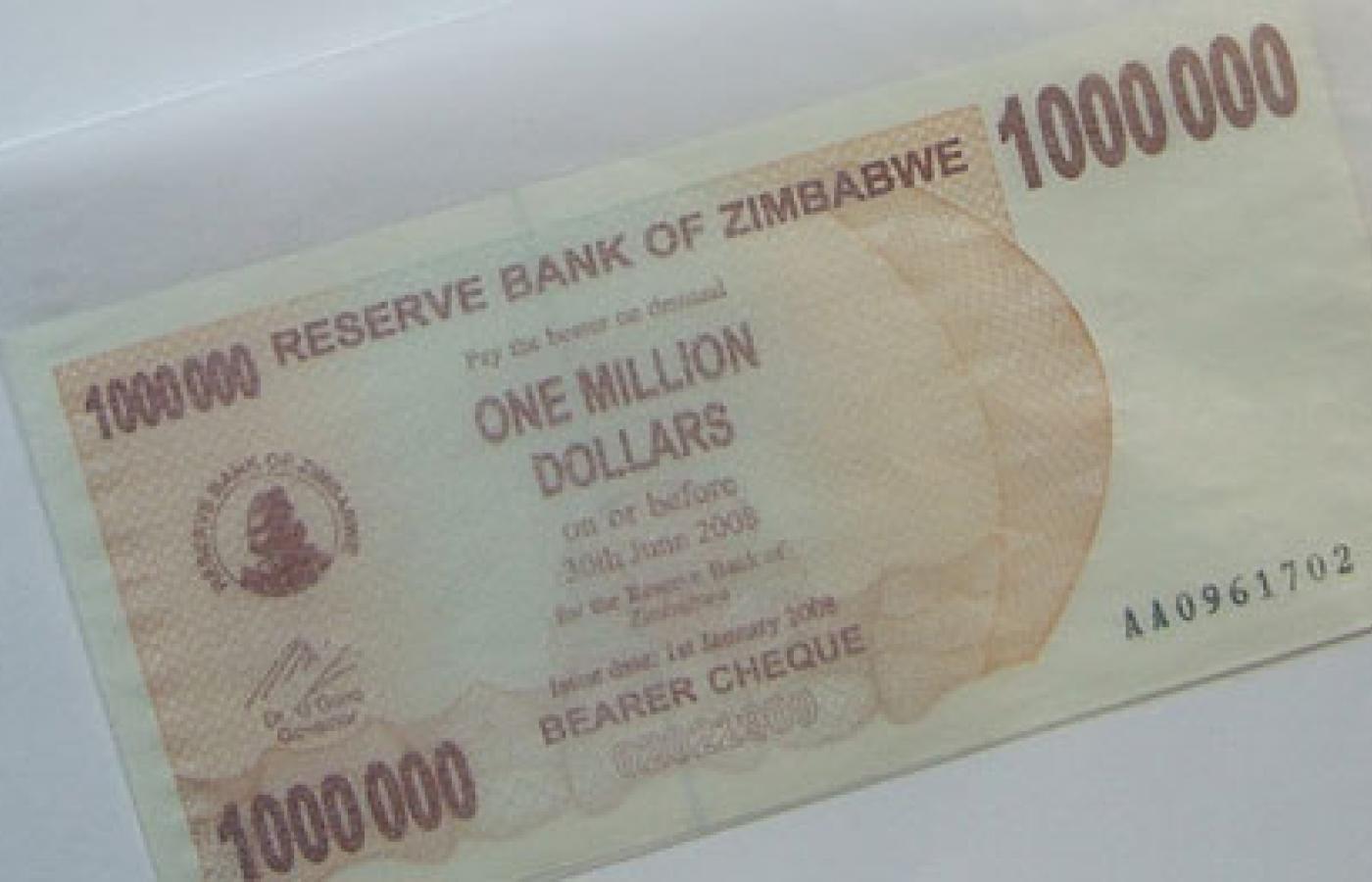 Dawno, dawno temu... Banknot o nominale 1 mln dolarów zimbabweńskich - miłe złego początki, mnożenie zer czas zacząć. Fot. goosmurf, Flickr, CC by SA