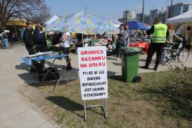 Niedzielny handel na bazarze na warszawskim Ursynowie.