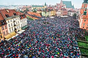 Parasolki na placu Zamkowym, czyli Czarny Protest przeciwko propozycjom zaostrzenia ustawy antyaborcyjnej, 3 października 2016 r.