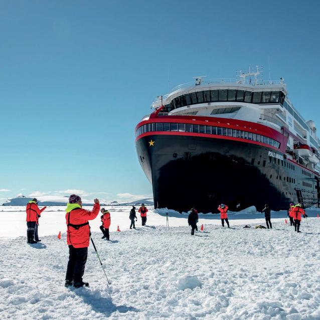 Statek pasażerski MS Roald Amundsen należący do norweskiej firmy Hurtigruten podczas rejsu antarktycznego.